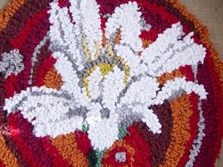 Ox Eye daisy - hooked cushion - detail